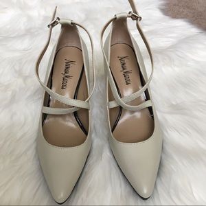 Classic pumps off white